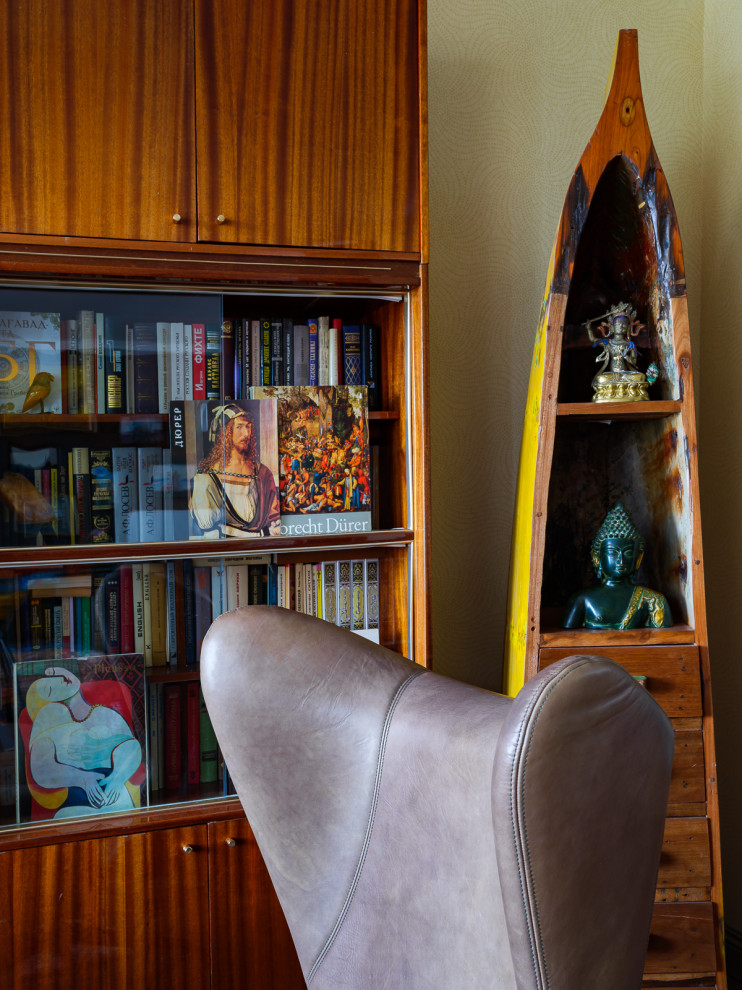 Imagen de despacho ecléctico pequeño sin chimenea con paredes multicolor, suelo de madera oscura, escritorio independiente, suelo marrón y papel pintado