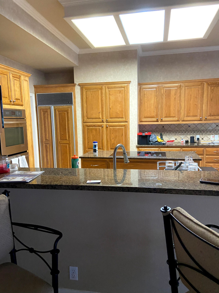 Transitional u-shaped porcelain tile and beige floor kitchen pantry photo with an island