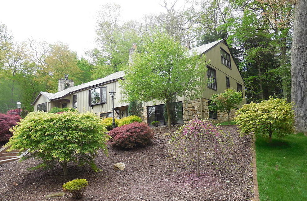 Inspiration for a large partial sun front yard landscaping.