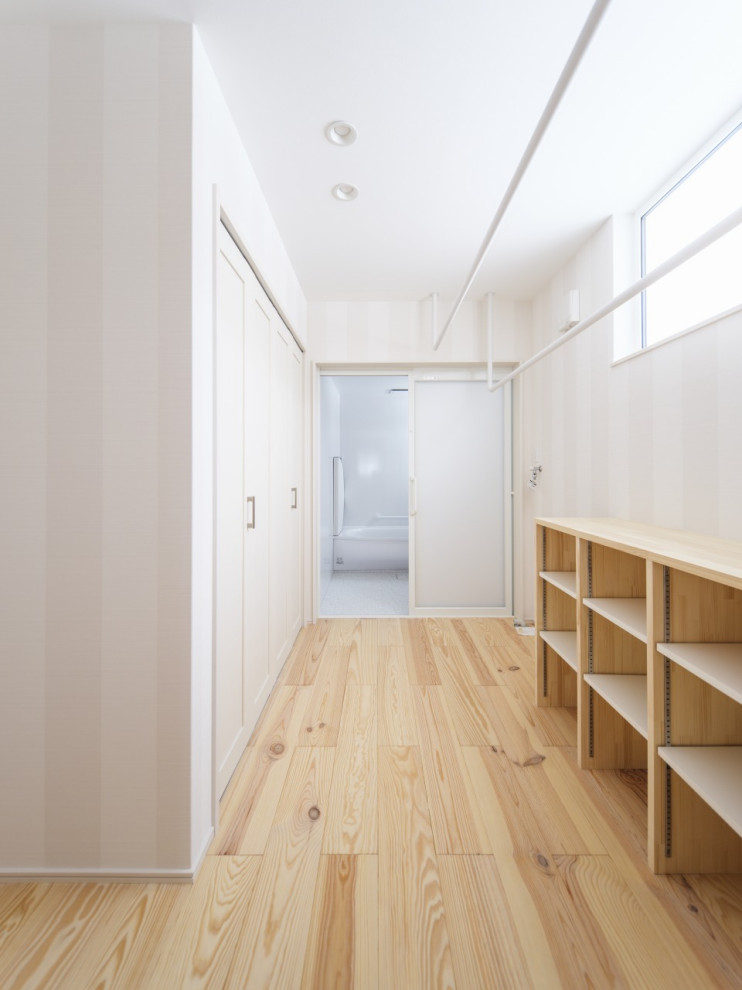 Esempio di una sala lavanderia nordica di medie dimensioni con top in legno, parquet chiaro, pavimento marrone, top marrone, soffitto in carta da parati e carta da parati