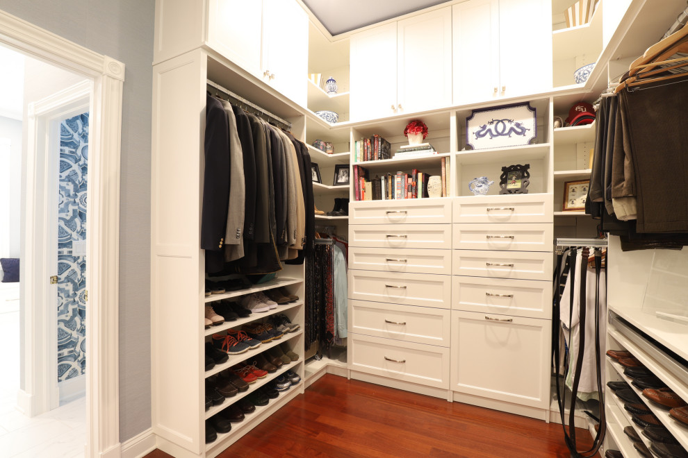 Modelo de armario y vestidor tradicional renovado grande con armarios con paneles empotrados, puertas de armario blancas, suelo de baldosas de porcelana y suelo blanco
