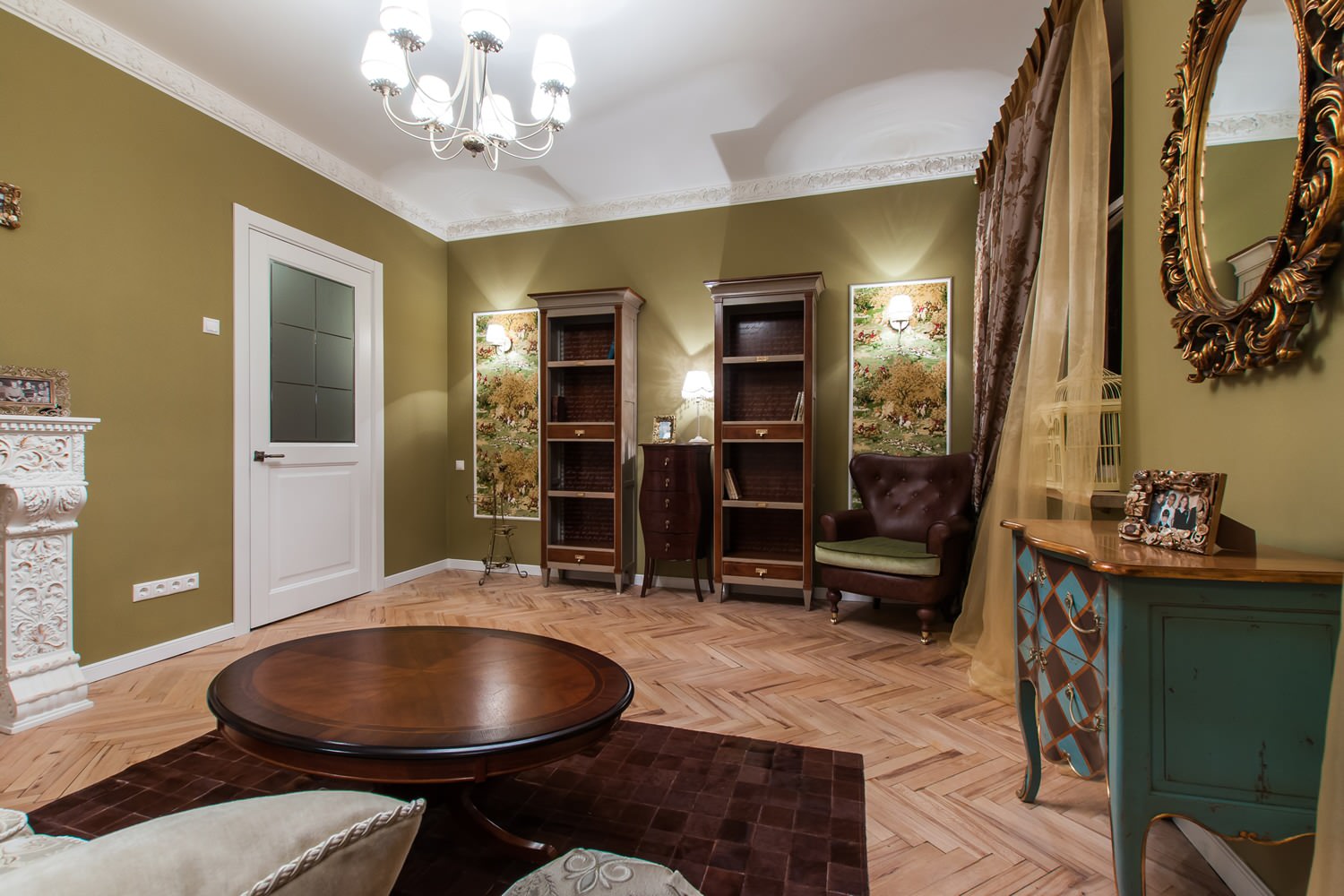 Диван, камин, библиотека