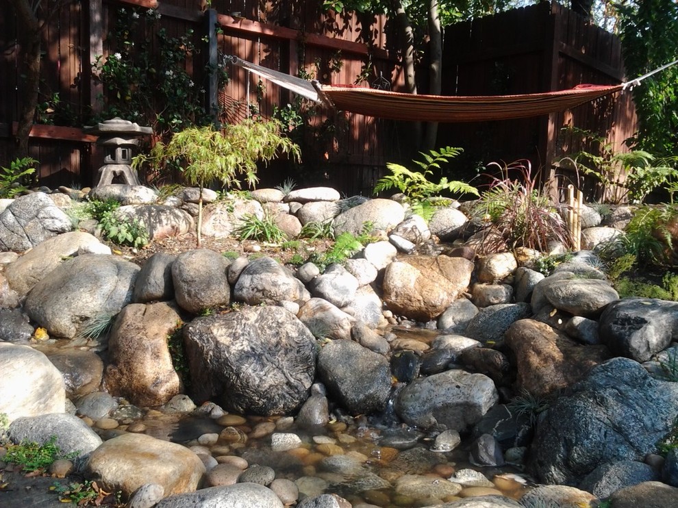 This is an example of an asian garden in Los Angeles.