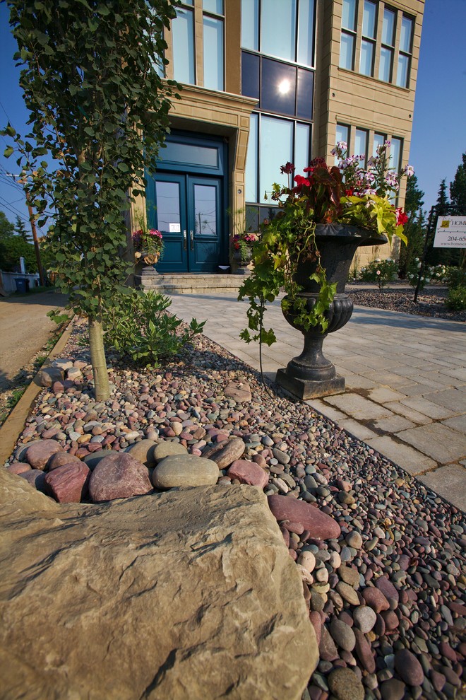 Example of a minimalist home design design in Calgary