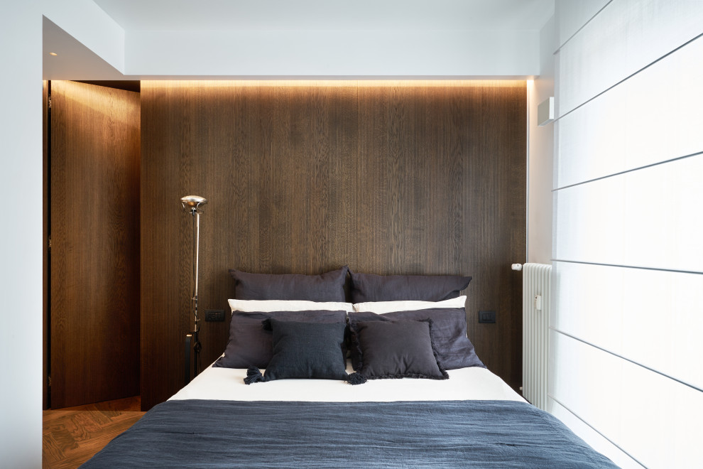 Свежая идея для дизайна: хозяйская спальня среднего размера в современном стиле с деревянным полом, коричневым полом и деревянными стенами - отличное фото интерьера