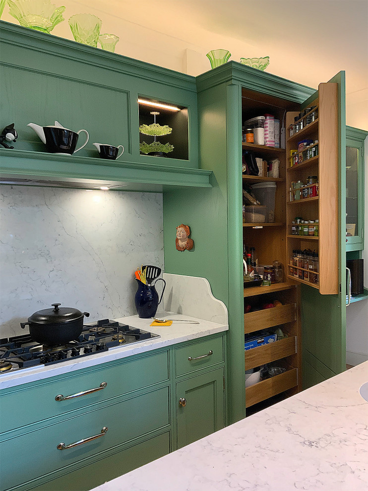 Свежая идея для дизайна: кухня в классическом стиле с островом - отличное фото интерьера