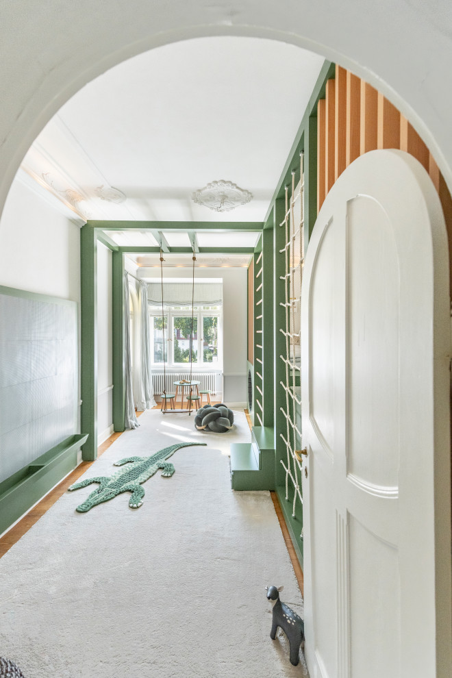 Foto di una cameretta per bambini da 4 a 10 anni classica di medie dimensioni con pareti verdi, moquette, pavimento grigio e carta da parati