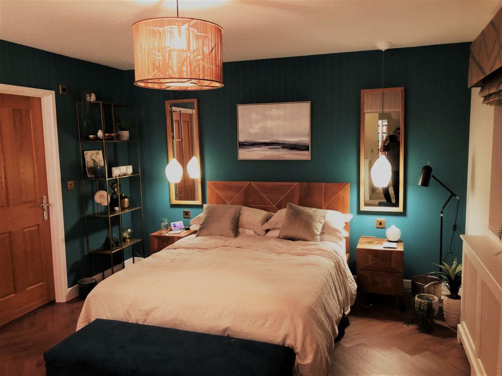 На фото: хозяйская спальня среднего размера: освещение в современном стиле с зелеными стенами, полом из линолеума и коричневым полом с