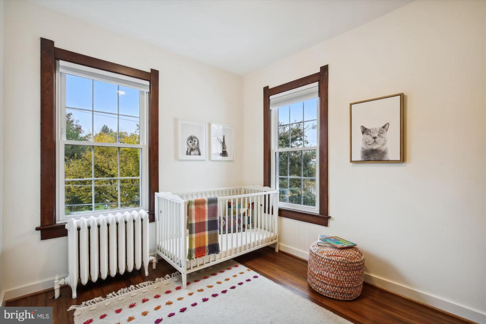 На фото: большая комната для малыша в стиле модернизм