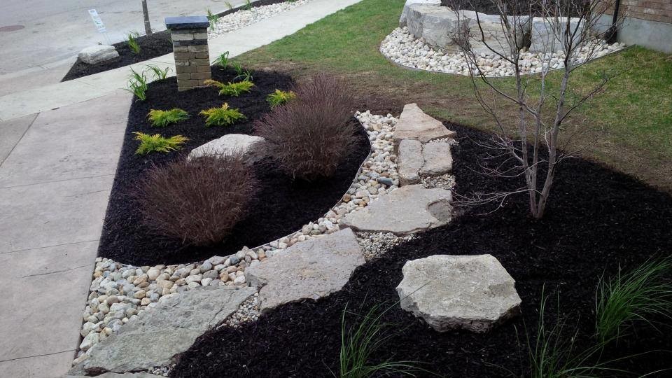Design ideas for a transitional landscaping in Toronto.