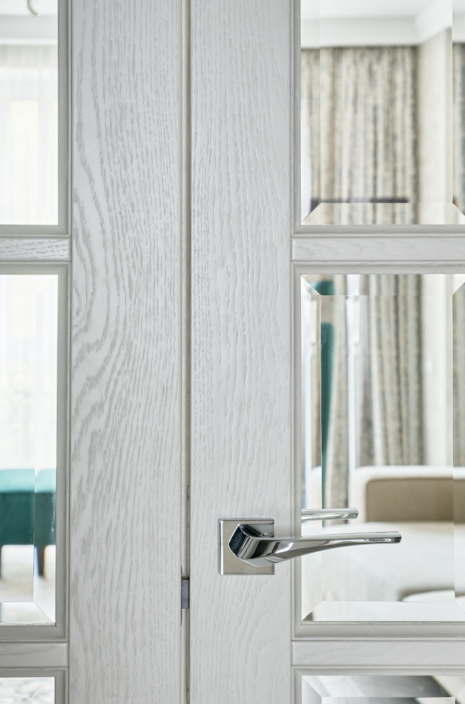 Белые дубовые двери в неоклассическом интерьере