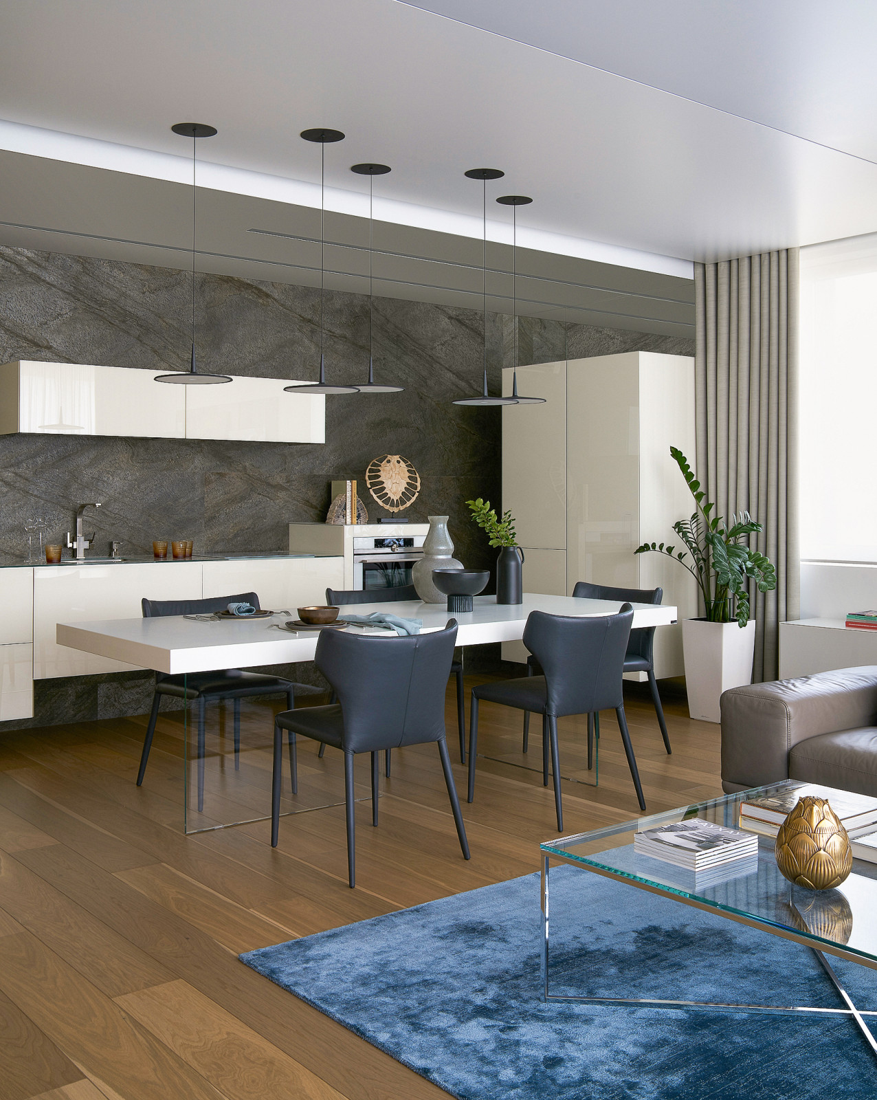 Фрагмент гостиной и кухни-столовой