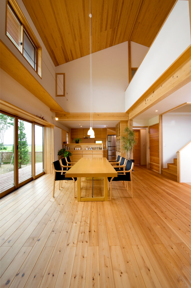 Imagen de comedor moderno de tamaño medio con suelo de madera en tonos medios, suelo beige y madera