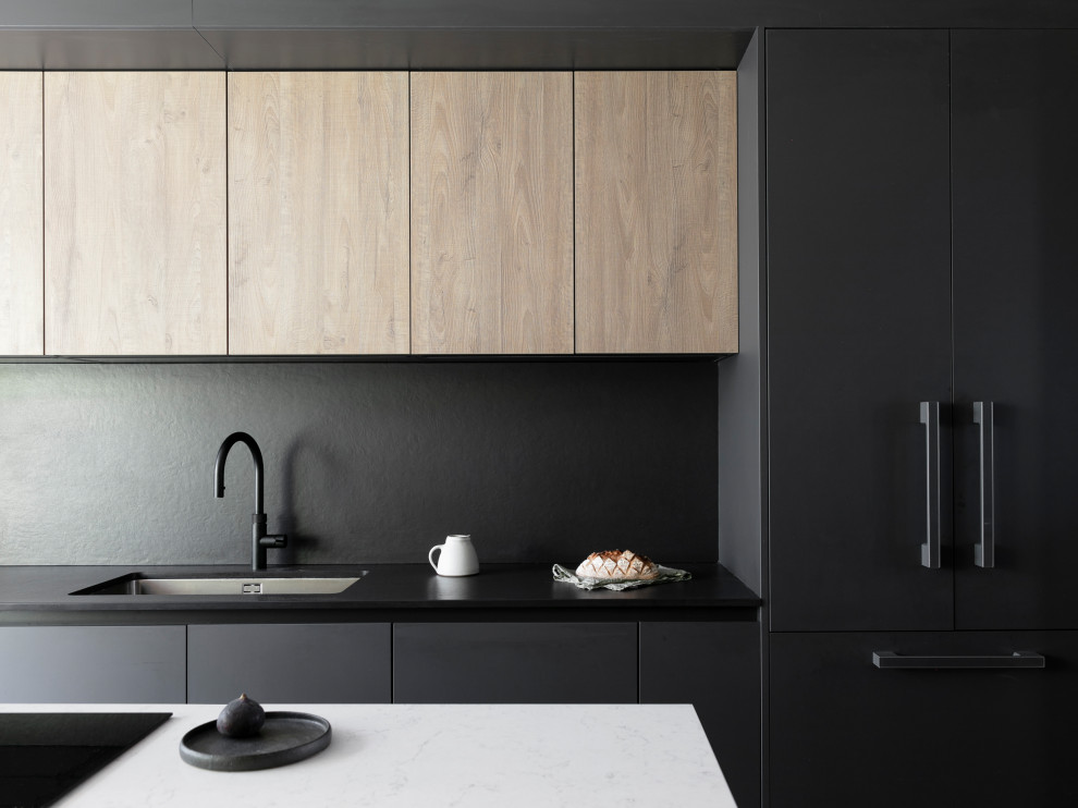 Inspiration för mellanstora moderna svart kök, med en integrerad diskho, släta luckor, svarta skåp, bänkskiva i koppar, svart stänkskydd, svarta vitvaror, ljust trägolv, en köksö och brunt golv