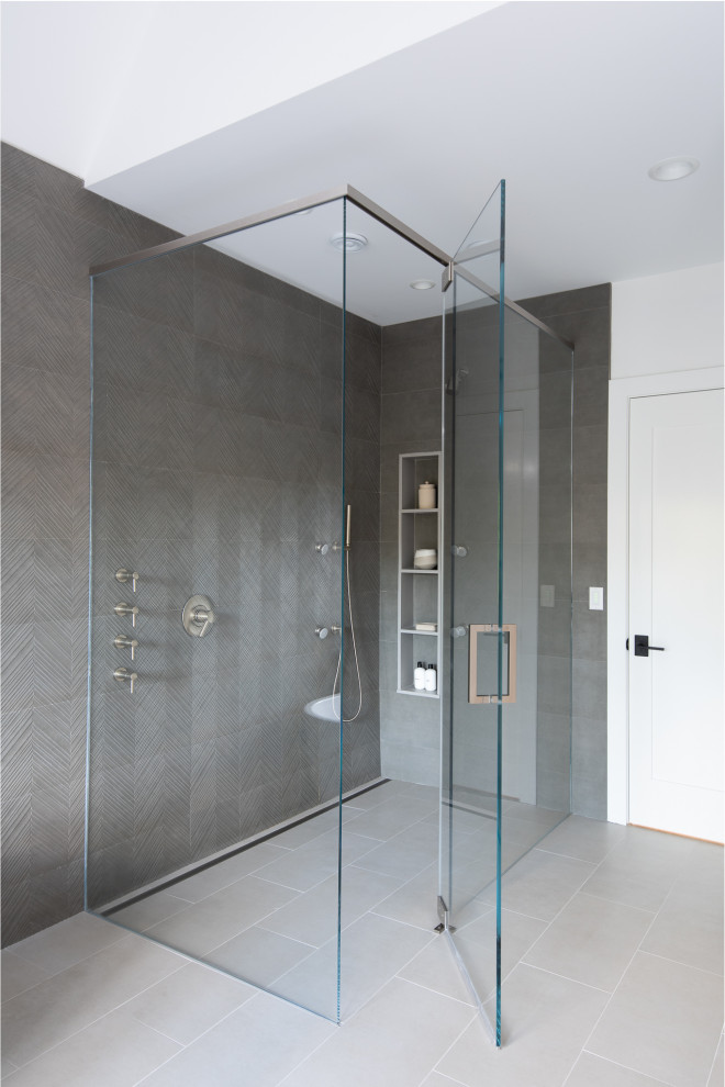 Diseño de cuarto de baño único y flotante moderno con baldosas y/o azulejos negros, baldosas y/o azulejos de cerámica y encimeras negras