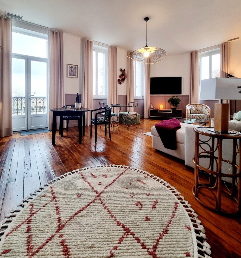Cette image montre une salle de séjour traditionnelle de taille moyenne et fermée avec un mur violet, parquet foncé, aucune cheminée, un manteau de cheminée en bois, un téléviseur d'angle et un sol marron.