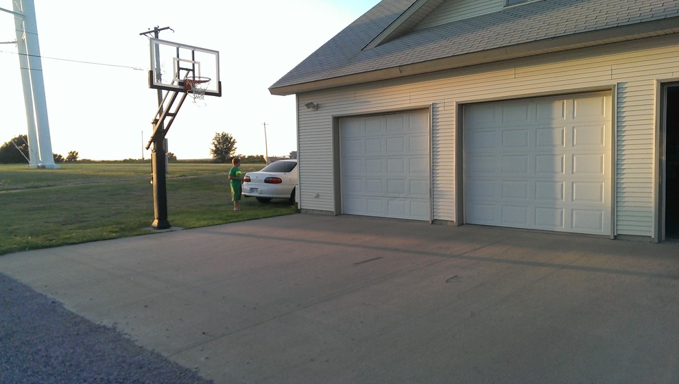 This is an example of a large traditional garage in Wichita.