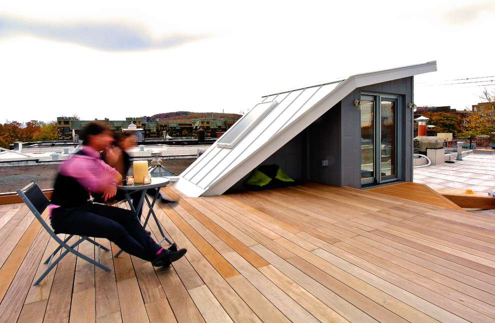 Photo of a mid-sized contemporary rooftop and rooftop deck in Montreal with with privacy feature and no cover.