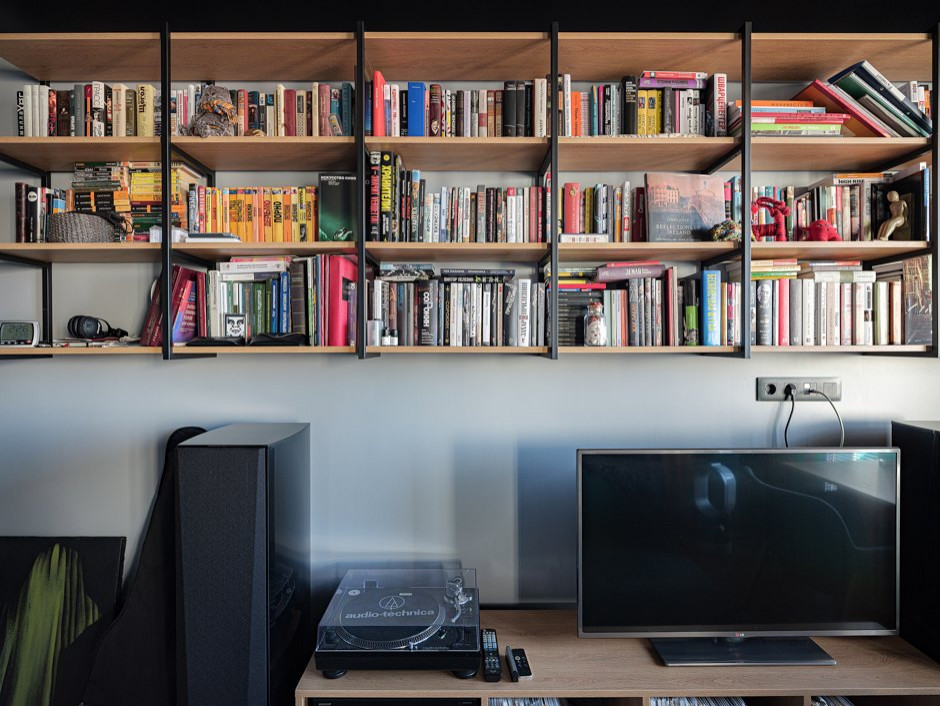 Квартира-студия с черным потолком в стиле лофт