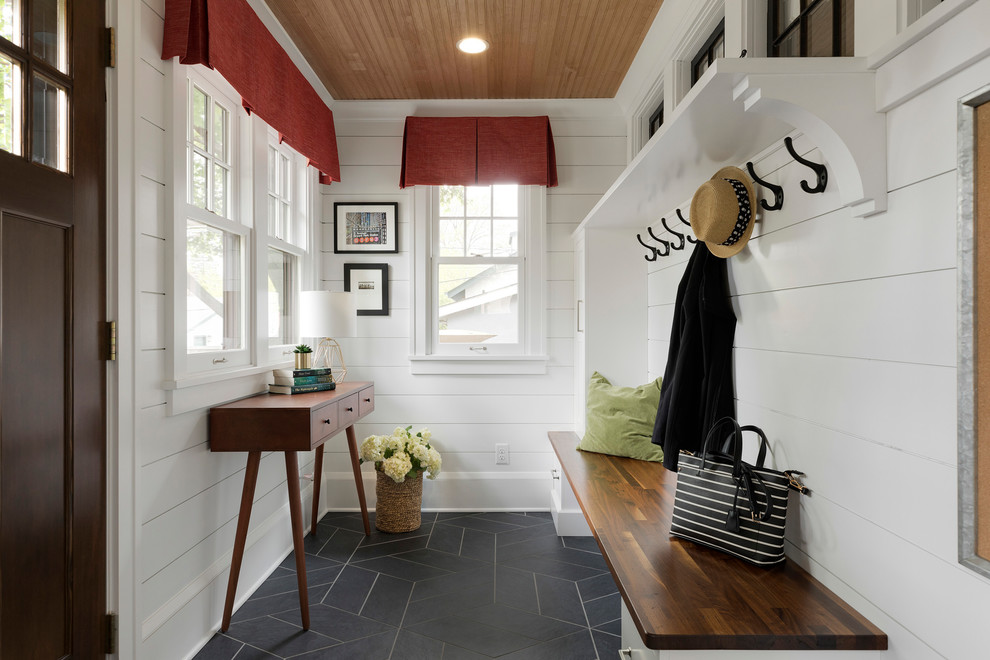 Design ideas for a small traditional entryway in Minneapolis.