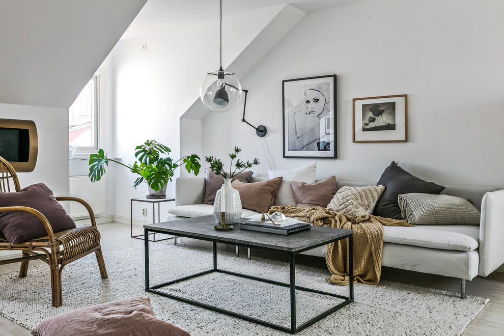 This is an example of a scandinavian living room in Gothenburg with white walls.