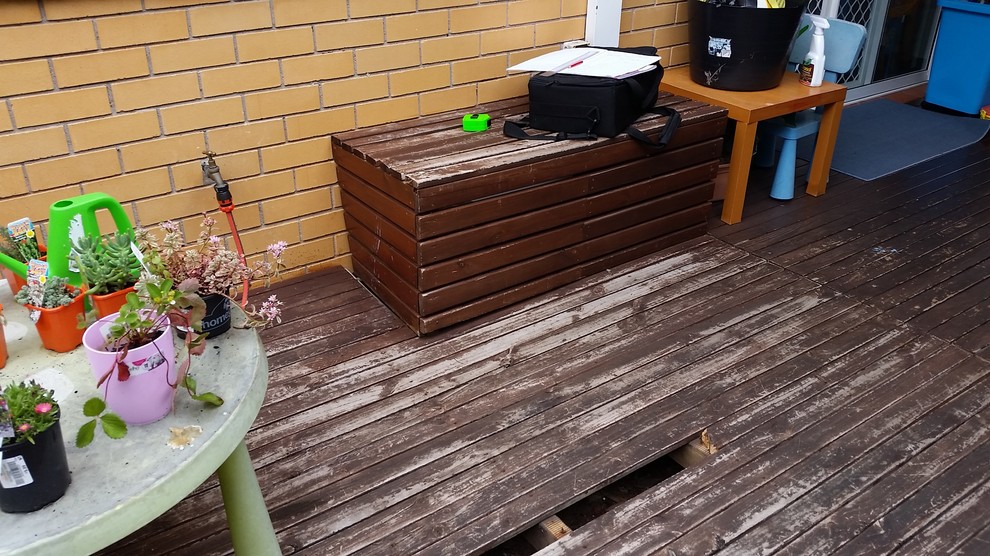 Inspiration for a small modern backyard deck in Sydney.