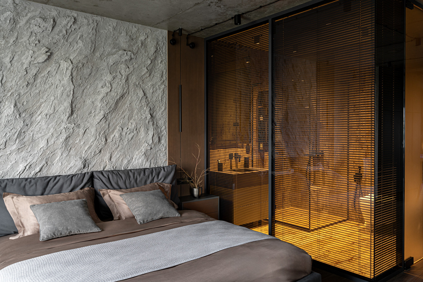 Бетонная квартира с ванной у окна