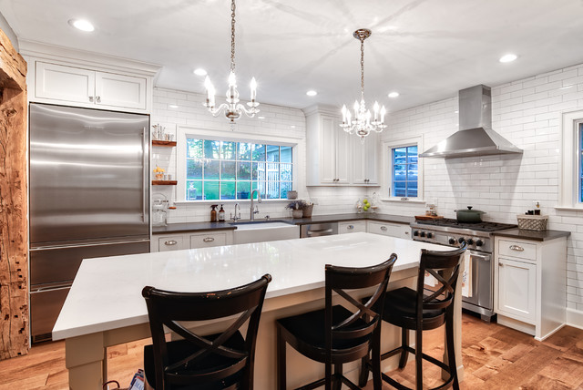 White Inset Kitchen with Large Island landstil-koekken