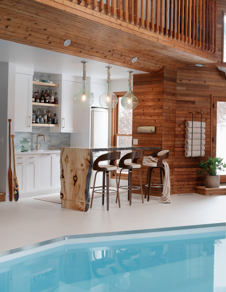 Источник вдохновения для домашнего уюта: большой естественный бассейн произвольной формы в доме в морском стиле с покрытием из плитки