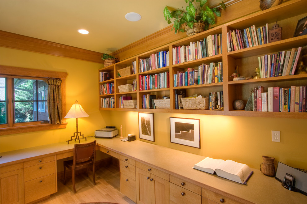 Design ideas for an arts and crafts home office in Seattle.