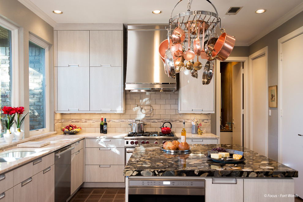 Kitchen - transitional kitchen idea in Dallas