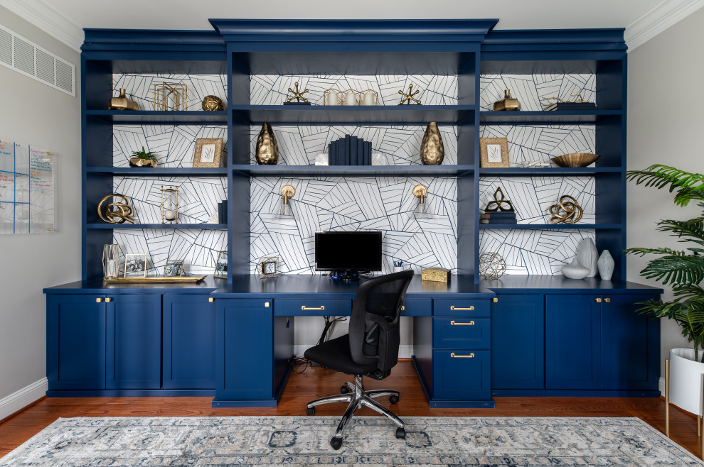 На фото: кабинет в стиле неоклассика (современная классика) с серыми стенами, паркетным полом среднего тона, встроенным рабочим столом, коричневым полом и обоями на стенах без камина
