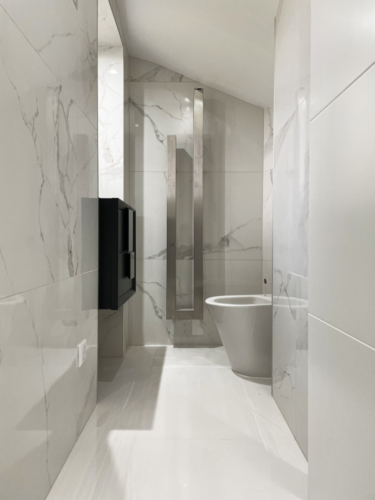 Idéer för att renovera ett litet vit vitt badrum med dusch, med svarta skåp, en toalettstol med hel cisternkåpa, vit kakel, marmorkakel, vita väggar, marmorgolv, ett undermonterad handfat, kaklad bänkskiva, vitt golv och med dusch som är öppen