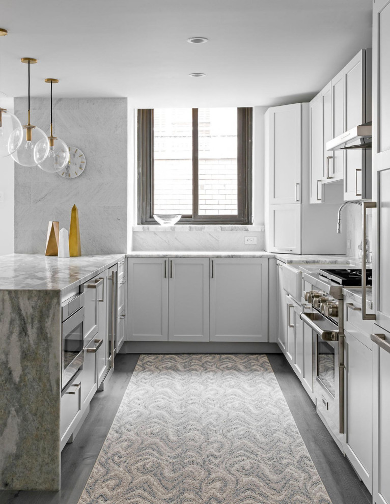 Exempel på ett mellanstort flerfärgad flerfärgat kök, med en rustik diskho, skåp i shakerstil, vita skåp, bänkskiva i kvartsit, stänkskydd med metallisk yta, stänkskydd i kalk, rostfria vitvaror, mellanmörkt trägolv, en halv köksö och grått golv