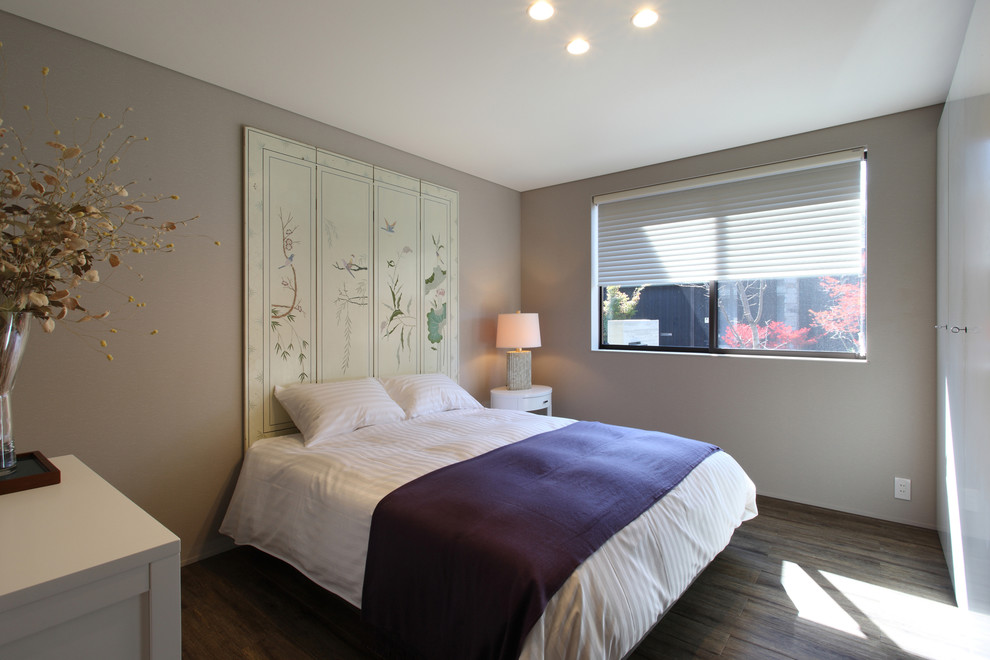 他の地域にあるアジアンスタイルのおしゃれな客用寝室 (ベージュの壁、磁器タイルの床、茶色い床) のレイアウト