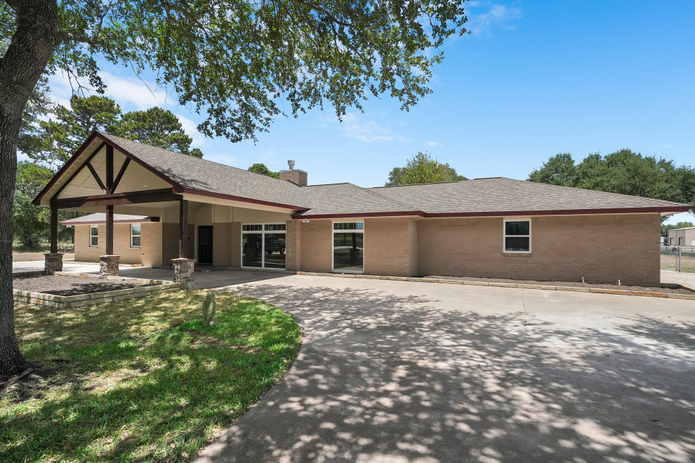Large traditional bungalow brick detached house in Houston.