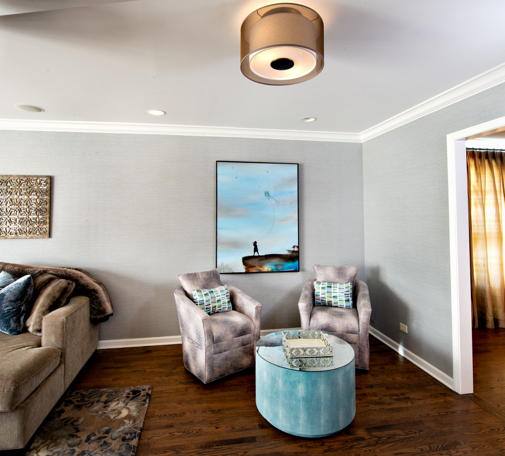 Идея дизайна: открытая гостиная комната среднего размера в современном стиле с серыми стенами, паркетным полом среднего тона, телевизором на стене и обоями на стенах