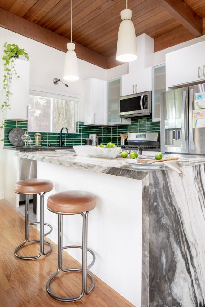 Idéer för små retro flerfärgat kök, med en undermonterad diskho, släta luckor, vita skåp, marmorbänkskiva, grönt stänkskydd, stänkskydd i keramik, rostfria vitvaror och en köksö