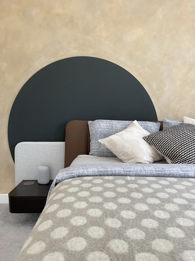 Стильный дизайн: хозяйская спальня в стиле фьюжн с бежевыми стенами, панелями на части стены и акцентной стеной - последний тренд