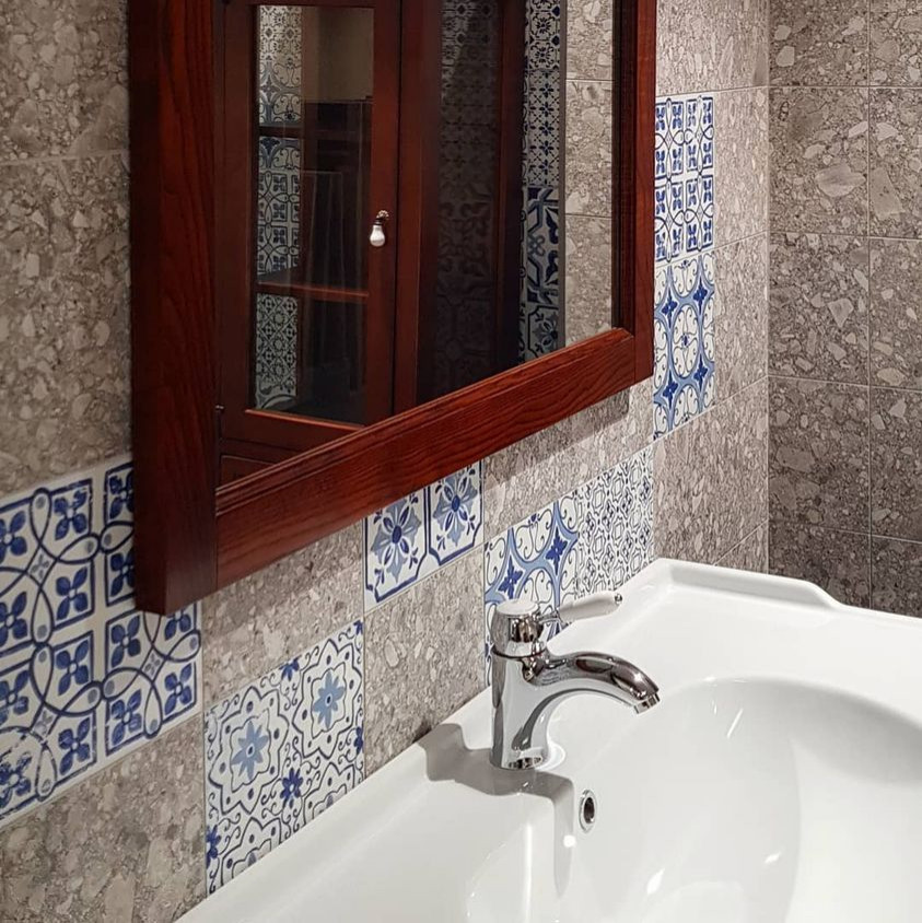 Mittelgroßes Mediterranes Badezimmer En Suite mit dunklen Holzschränken, Porzellanfliesen, bunten Wänden und Einzelwaschbecken in Rom