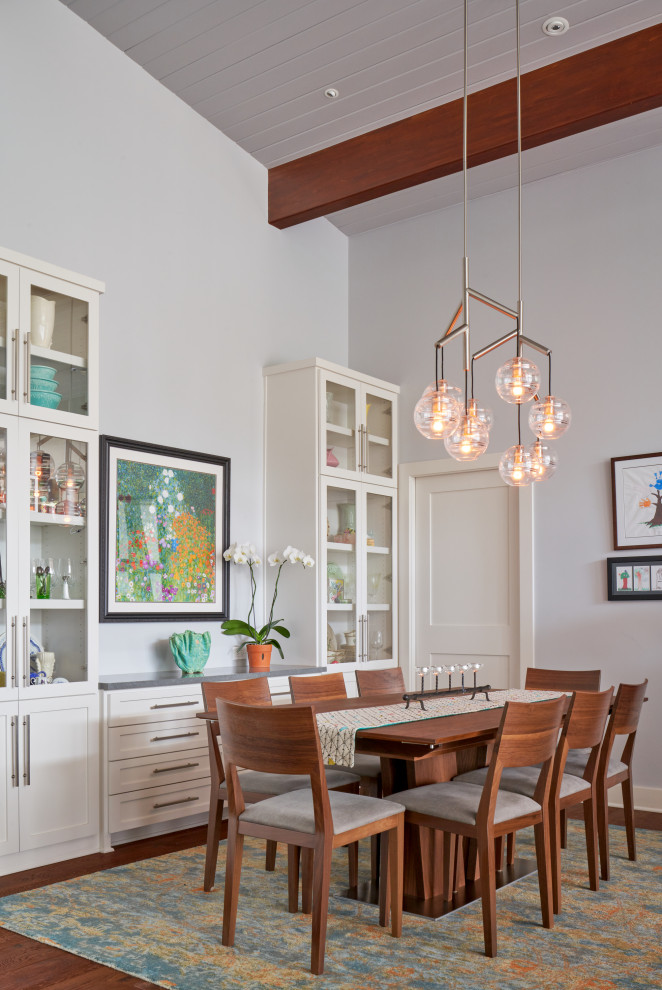 На фото: кухня-столовая среднего размера в стиле ретро с серыми стенами, паркетным полом среднего тона, коричневым полом и потолком из вагонки