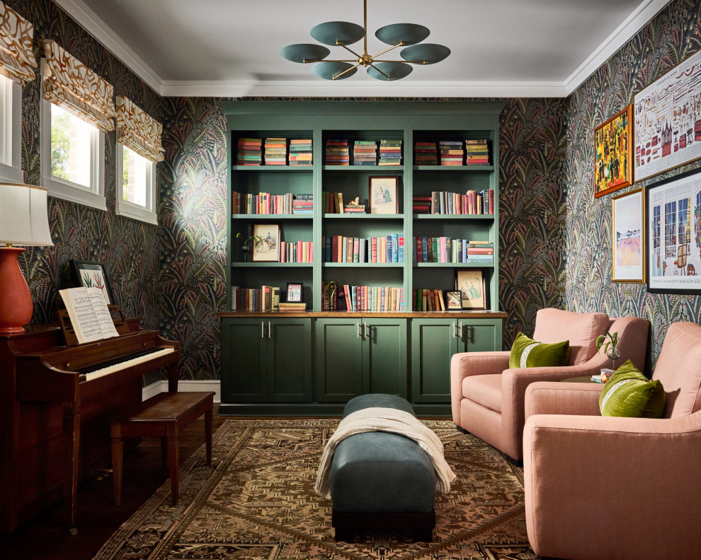 Modelo de sala de estar con rincón musical clásica renovada con papel pintado