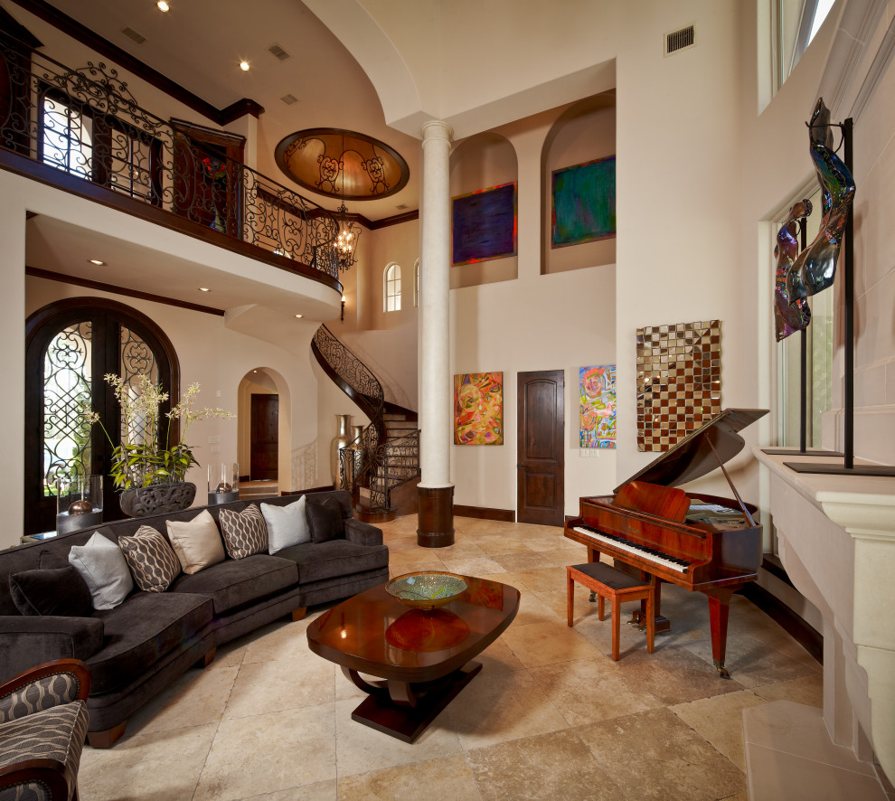 Свежая идея для дизайна: огромная гостиная комната в средиземноморском стиле с бежевыми стенами, полом из травертина, стандартным камином, фасадом камина из камня, бежевым полом и кессонным потолком - отличное фото интерьера
