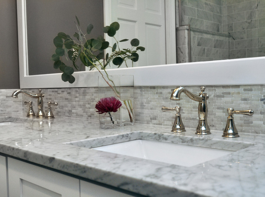 Example of a transitional white tile and subway tile porcelain tile home design design in Chicago with shaker cabinets, white cabinets, a two-piece toilet, gray walls, an undermount sink and marble countertops