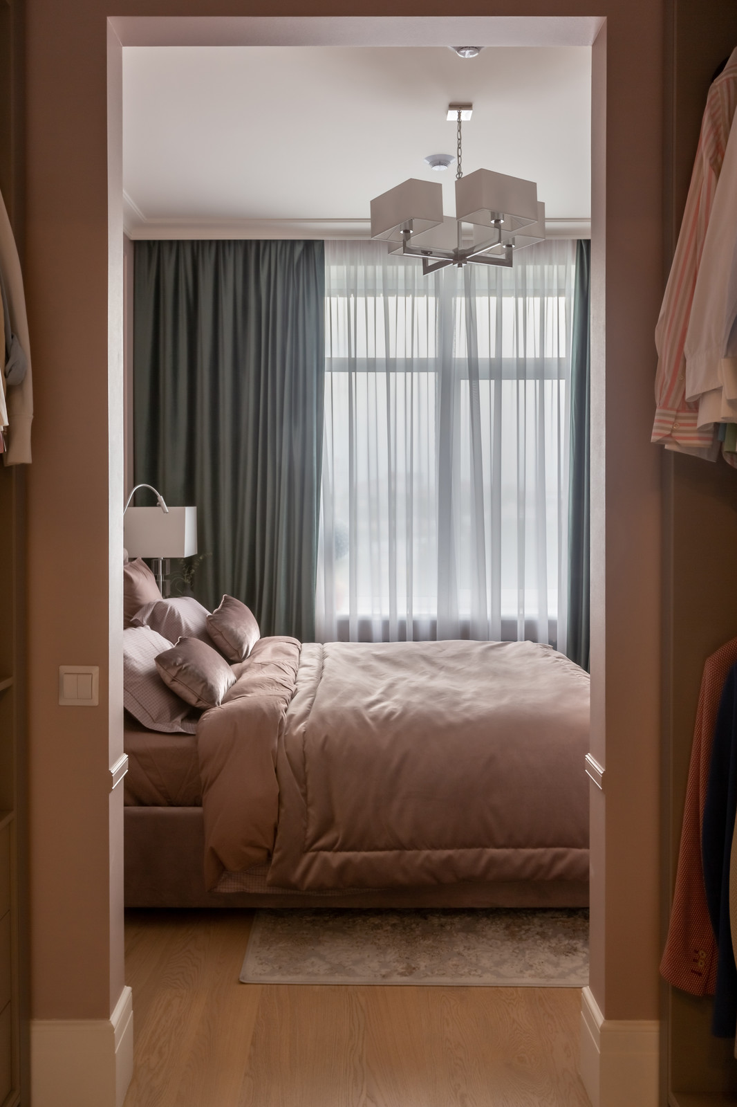 Уютная нежно-розовая  спальня с графичными акцентами.