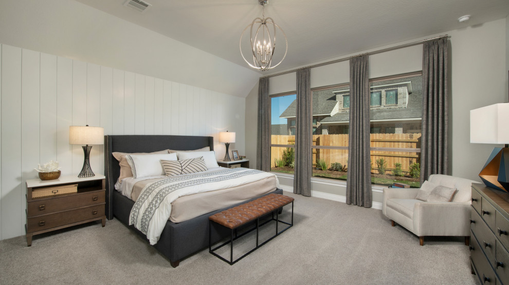 Hauptschlafzimmer mit grauer Wandfarbe, Teppichboden, gewölbter Decke und Holzdielenwänden in Houston