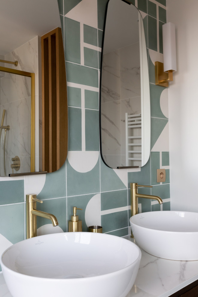 Cette image montre une salle d'eau blanche et bois design en bois foncé de taille moyenne avec une douche d'angle, WC suspendus, un carrelage vert, des carreaux de béton, un mur blanc, un sol en carrelage de céramique, un plan vasque, un plan de toilette en carrelage, un sol gris, une cabine de douche à porte coulissante, un plan de toilette blanc, une fenêtre, meuble double vasque et meuble-lavabo sur pied.