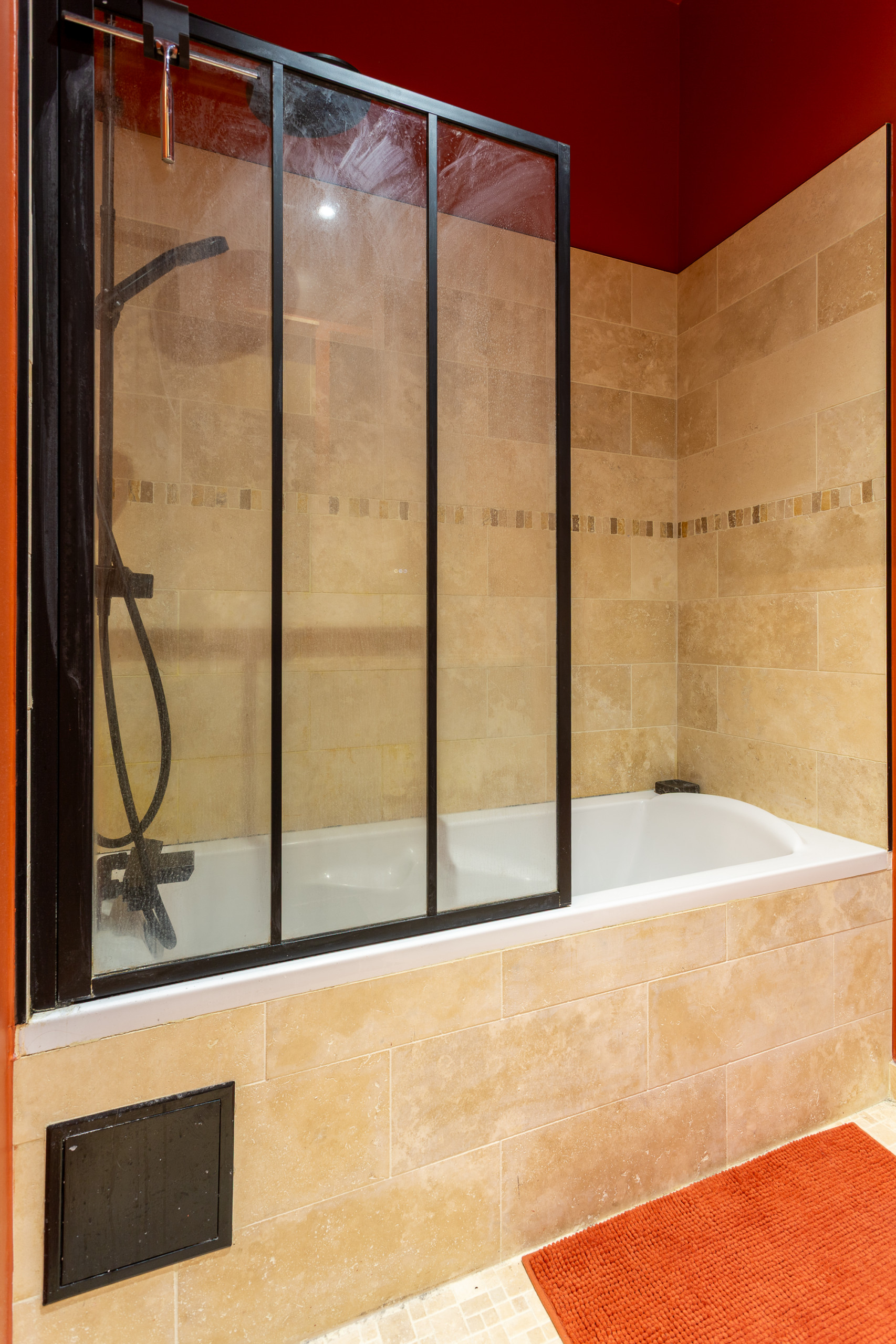 Une salle de bain Mondrian : quand la conception sublime l’existant