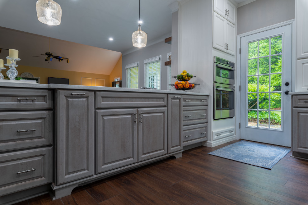 Inspiration for a transitional home design remodel in Atlanta