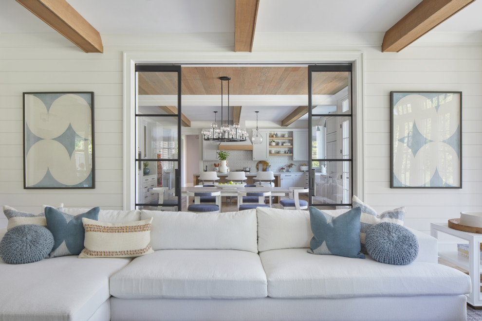 Immagine di un grande soggiorno classico con pavimento in legno massello medio, pavimento marrone e pannellatura